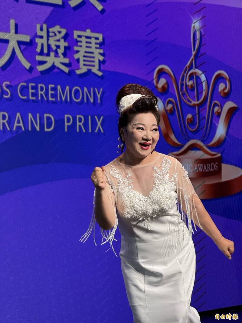 白冰冰現身閩南語金曲盛典現場，分享唱歌秘訣並勉勵選手。（記者傅茗渝攝）