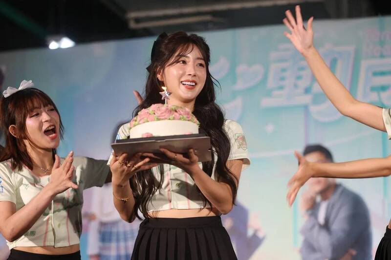 安芝儇收到蛋糕非常驚喜。（桂田文創提供）