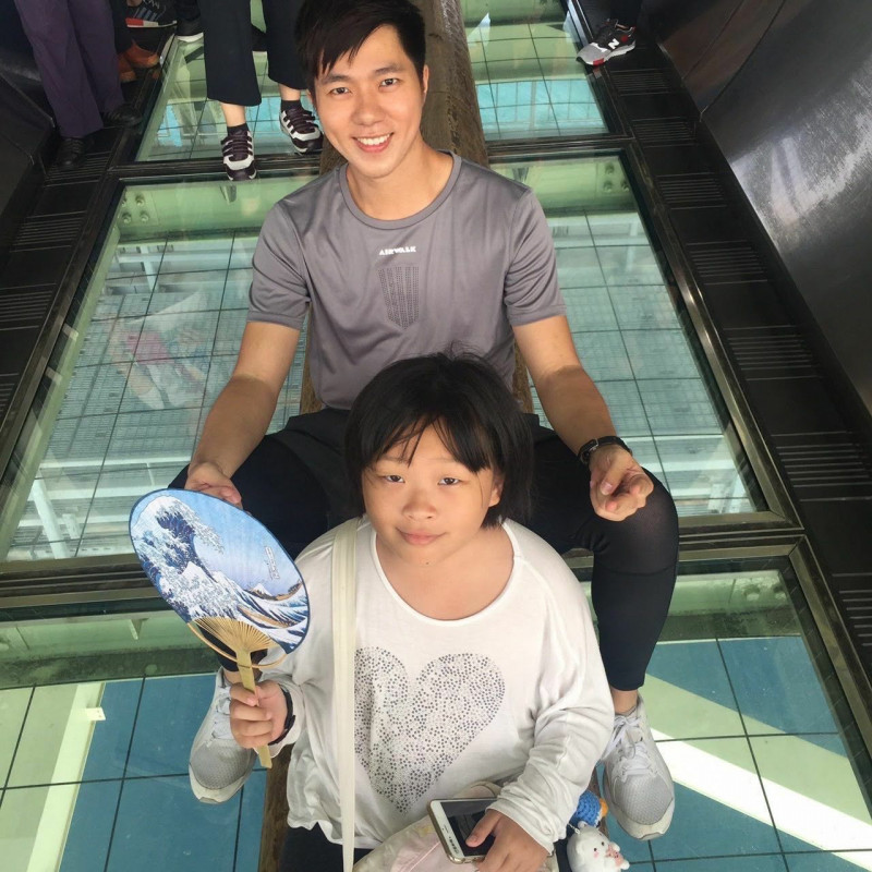 古程丰（後）與受害者外甥女（前）從小感情就很好，今發出聲明盼正義得以伸張。 （小超人綜合體能俱樂部提供）