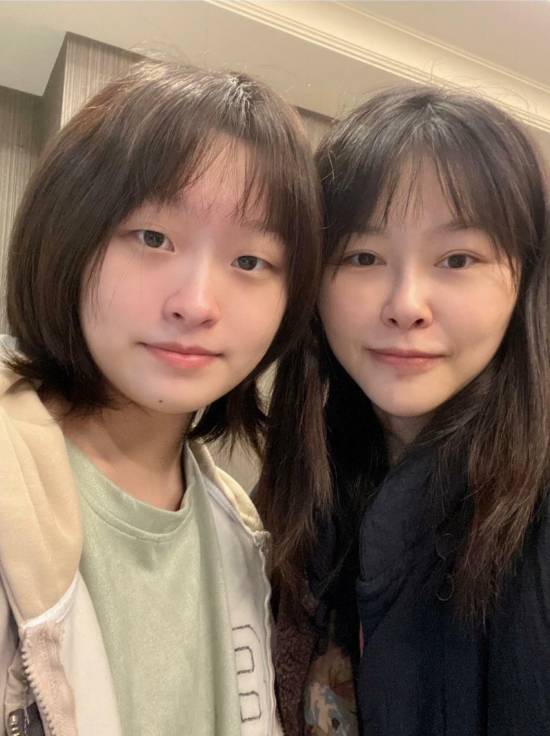 18歲受害者蔡姓同學（左）與母親（右）情同姊妹。 （小超人綜合體能俱樂部提供）