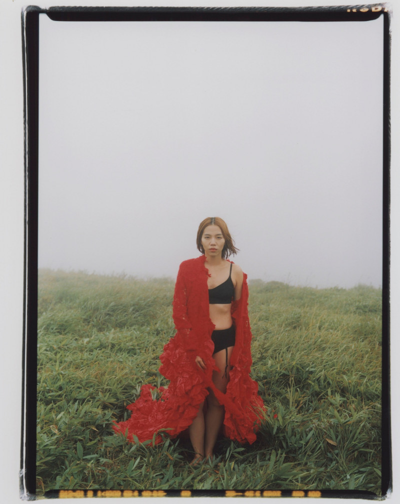 儘管氣溫下探15度，洪佩瑜也穿著單薄造型完成拍攝。（何樂音樂提供）