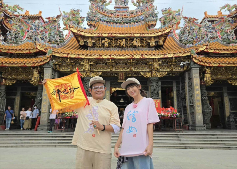 許效舜攜義妹鄭仲茵組「善男信女」進香團。（東森超視提供）