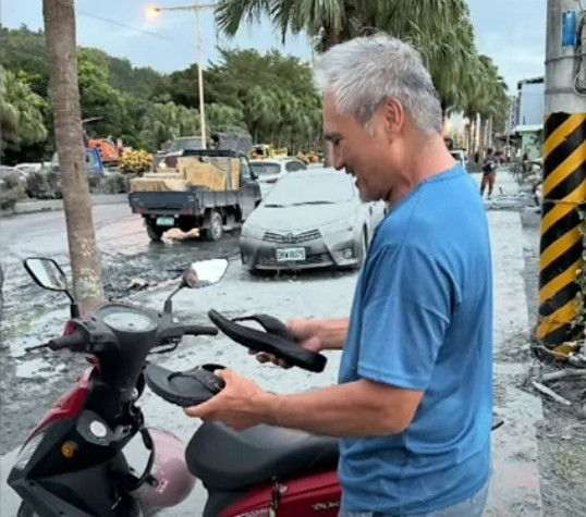 花蓮光復蘇姓阿公說，「就是這雙拖鞋，救了我的命！」（翻攝自YT）