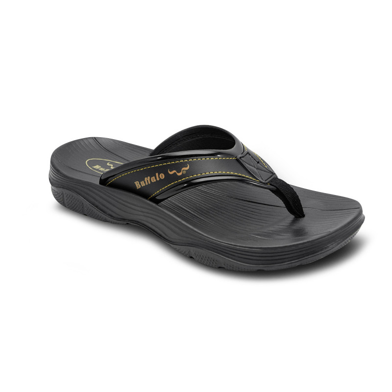 網友比對花蓮阿公的跑贏洪水夾腳拖，發現是台灣本土品牌，1雙250元，就能跑出傳奇。（翻攝自品牌官網）