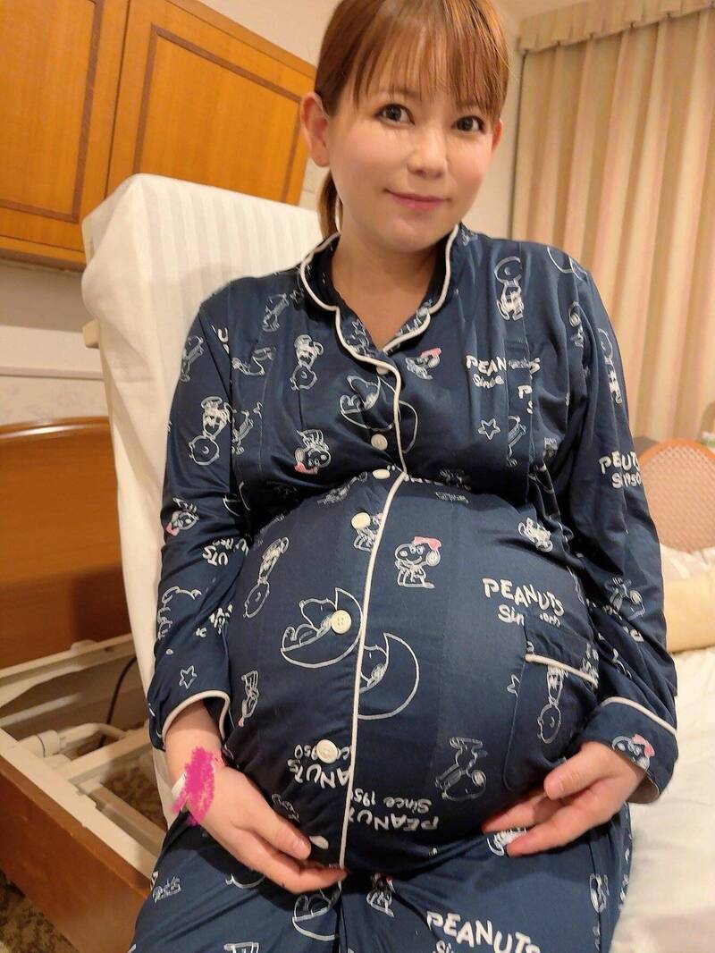 中川翔子懷孕時因腹中有兩個寶寶所以肚子超大。（翻攝自X）