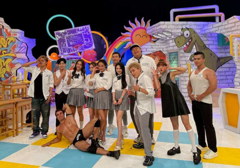 （左起）羅志祥（小豬）、唐子元、薔薔、舒舒、何妤玟、劉翔、鄔又曦、哈孝遠、海產、何美、Han、（前排）佩德羅。（唐子元提供）