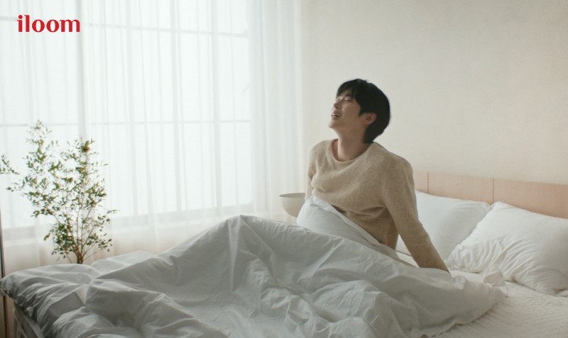 邊佑錫睡醒模樣也迷人。（iloom提供）