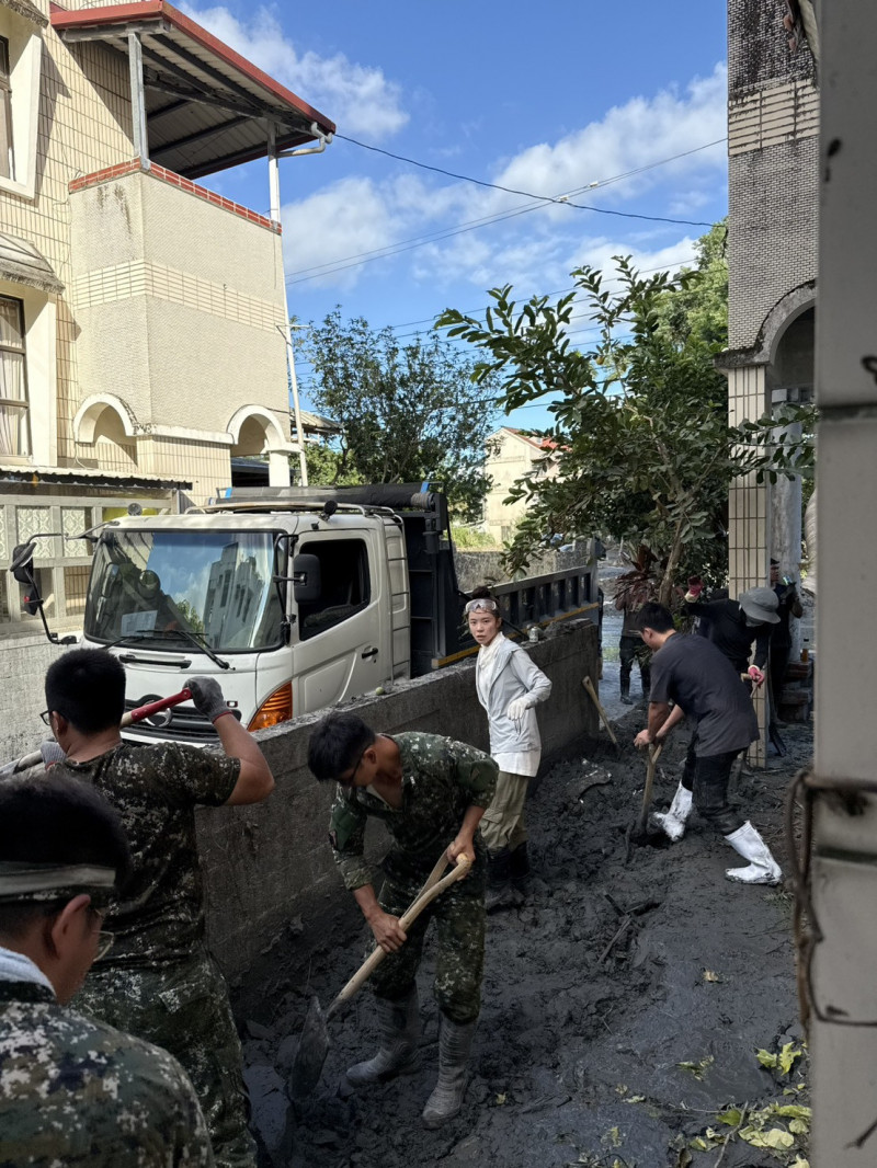 李多慧到災區幫忙。（經紀公司提供）