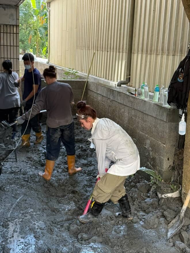 李多慧綁包包頭專注鏟土。（經紀公司提供）