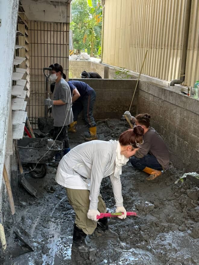 李多慧今到光復災區幫忙救災。（經紀公司提供）