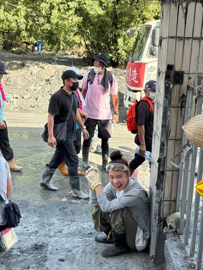 李多慧今到光復災區幫忙救災。（經紀公司提供）