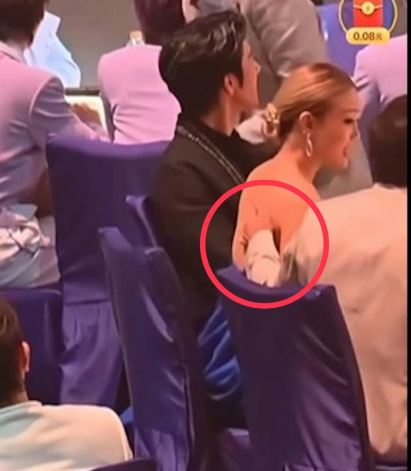 成龍（右）拍著容祖兒玉背，令網友十分反感。（翻攝自微博）