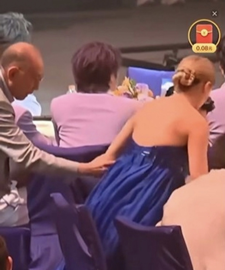 楊受成（左）很快拉起容祖兒「逃離現場」。（翻攝自微博）