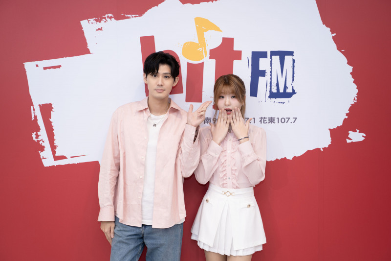 李玉璽與南韓甜心Seo EVE跨界合作。（Hit Fm聯播網提供）