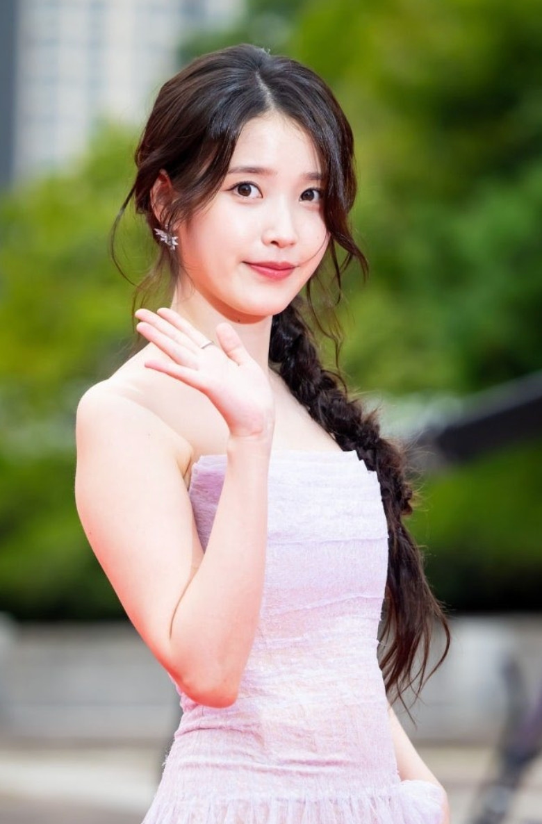 IU今天以麻花辮甜美出席頒獎典禮，被讚如仙女下凡。（翻攝自X）