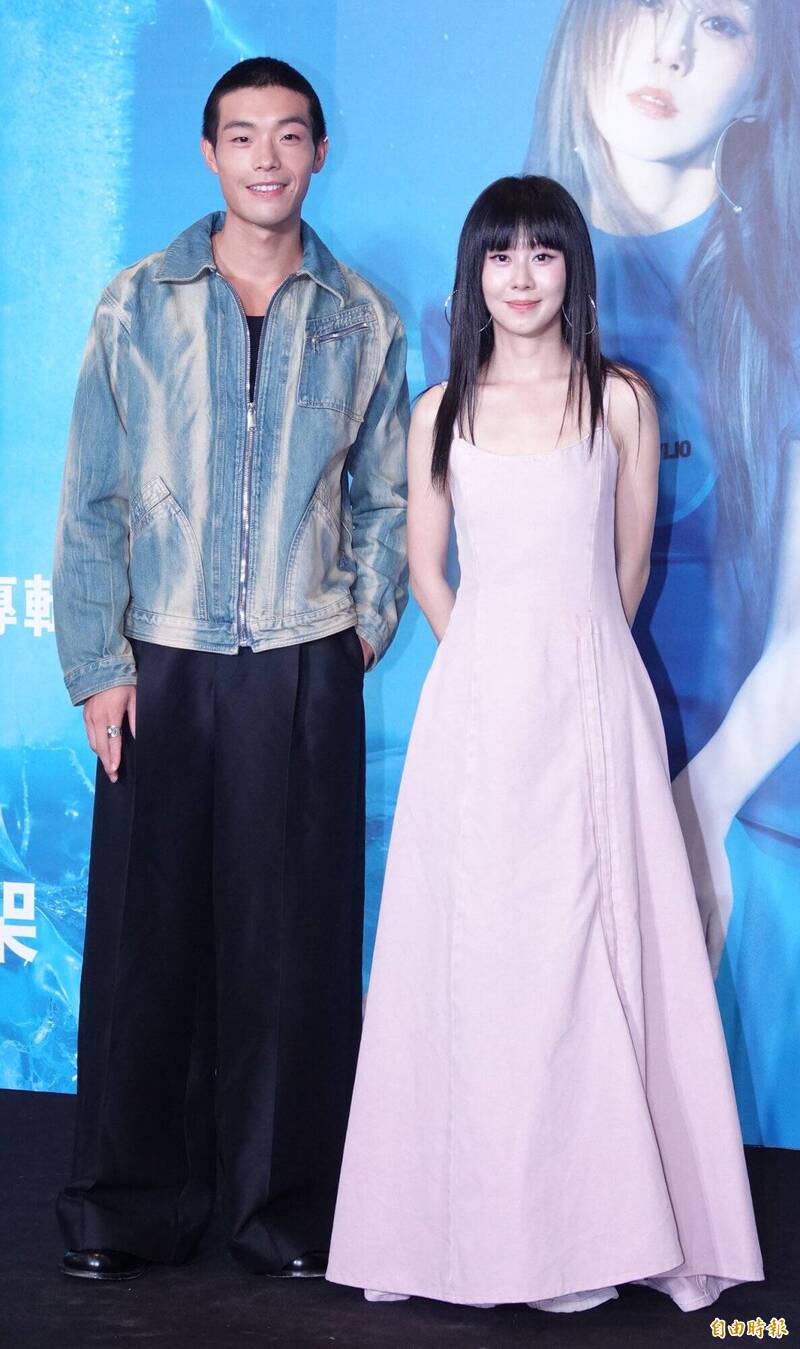 牧森（左）擔任白安新歌《路邊野餐》MV男主角。（記者潘少棠攝）