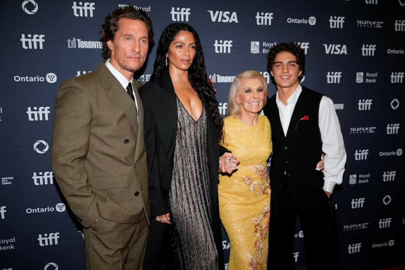 馬修麥康納（左起）和太太卡蜜拉艾維斯、母親凱麥凱布麥康納、長子李維麥康納一同出席電影《火燒天堂鎮》多倫多影展首映。（路透）