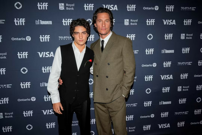 馬修麥康納（右）給予長子李維麥康納不少當演員的建議。（路透）