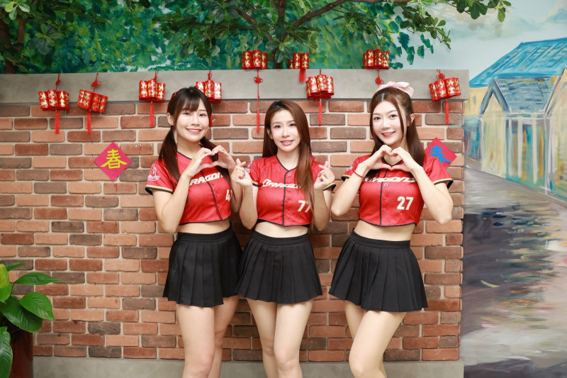 味全龍啦啦啦隊小龍女馬妹（左起）、琪琪、星岑出席紅心字會「重陽敬老公益活動」。（紅心字會提供）
