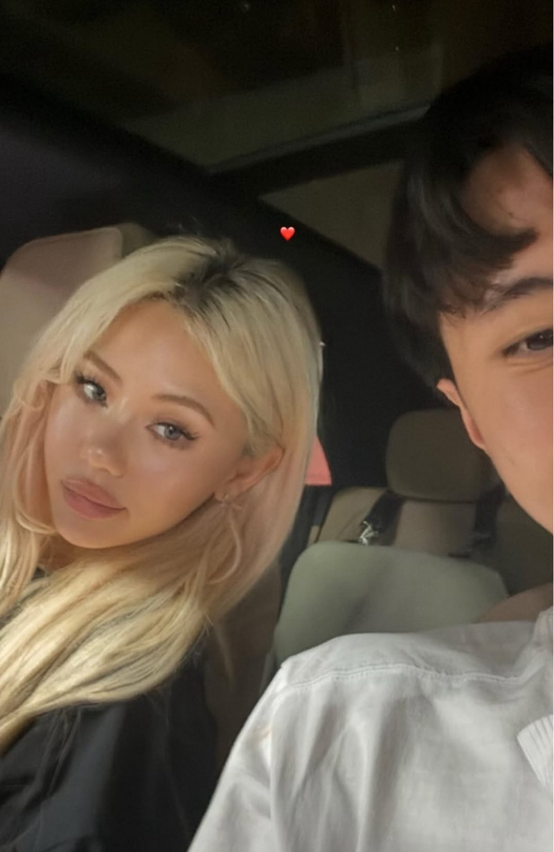 Ray與華裔網紅Angi甜蜜同框。（翻攝IG）