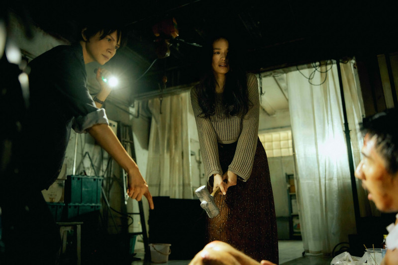 李心潔（左起）、舒淇和傅孟柏主演的《回魂計》首映驚豔。（Netflix提供）