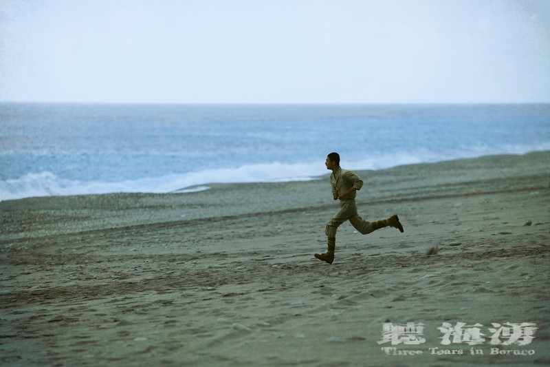 朱宥丞在《聽海湧》裡，在海邊遭到槍決。（公視提供）