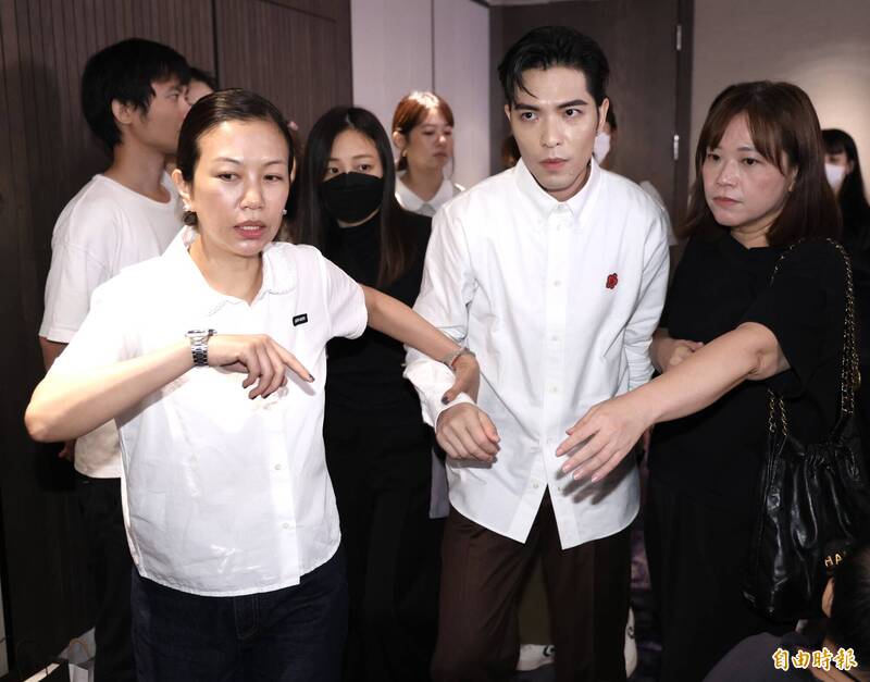 蕭敬騰、林有慧（左）現身「台灣遲緩兒天使樂園協會」15週年成果展。（記者陳奕全攝）