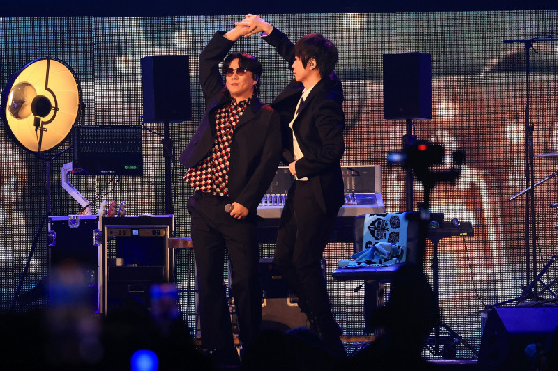 阿信與蕭煌奇（左）在觀眾力拱之下秀舞技。（相信音樂提供）