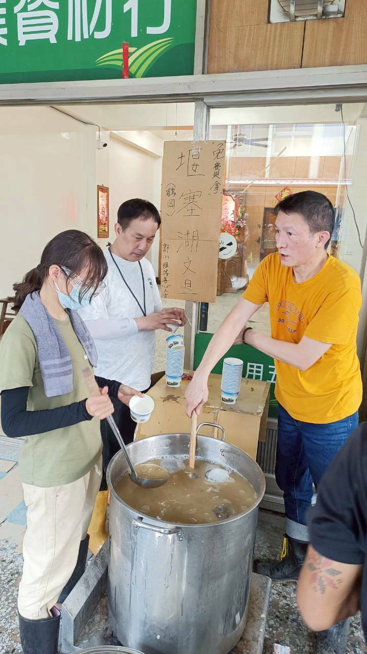 藝人秦楊（右）與南市0206關懷列車公益協會理事長張志文（左二）深入花蓮光復災區煮綠豆湯發送給鏟子超人與救災志工們飲用。（南市0206關懷列車公益協會提供）