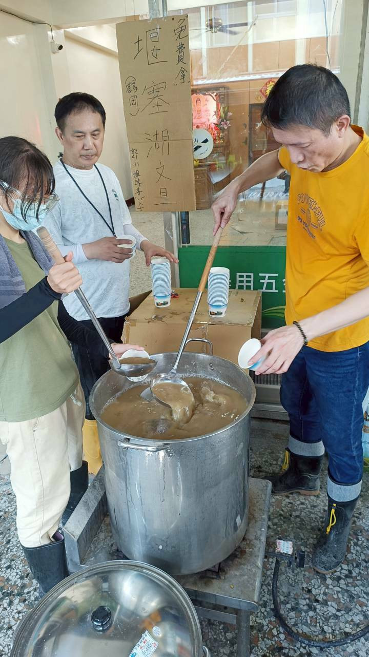 藝人秦楊（右）與南市0206關懷列車公益協會理事長張志文（左二）深入花蓮光復災區煮綠豆湯發送給鏟子超人與救災志工們飲用。（南市0206關懷列車公益協會提供）