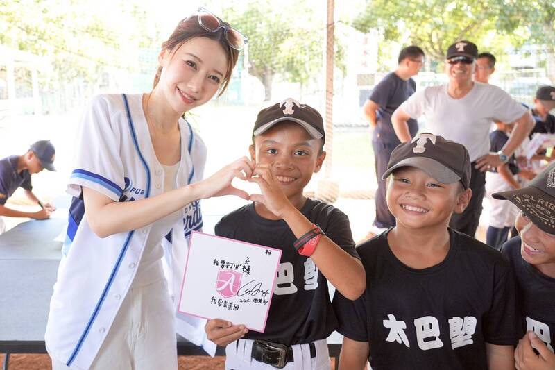 李雅英上個月才到光復太巴塱做公益。（富邦悍將提供）