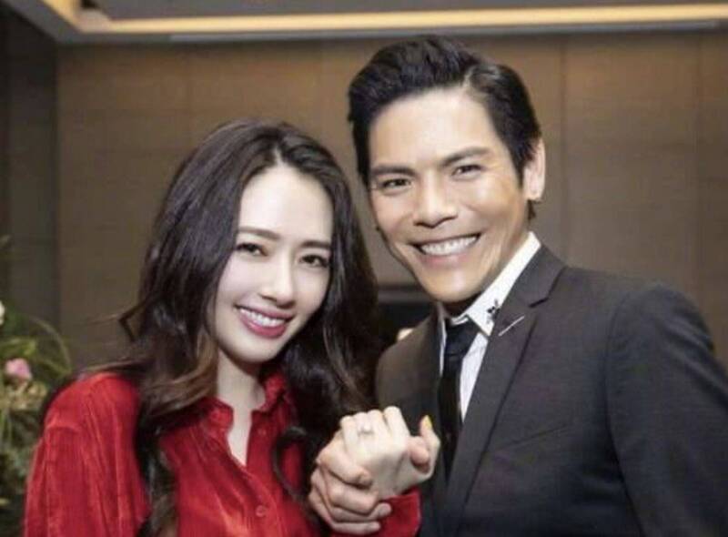 向佐（右）最早是在巴黎時裝秀遇上郭碧婷，當時向郭碧婷要聯繫方式沒成功。（翻攝自微博）