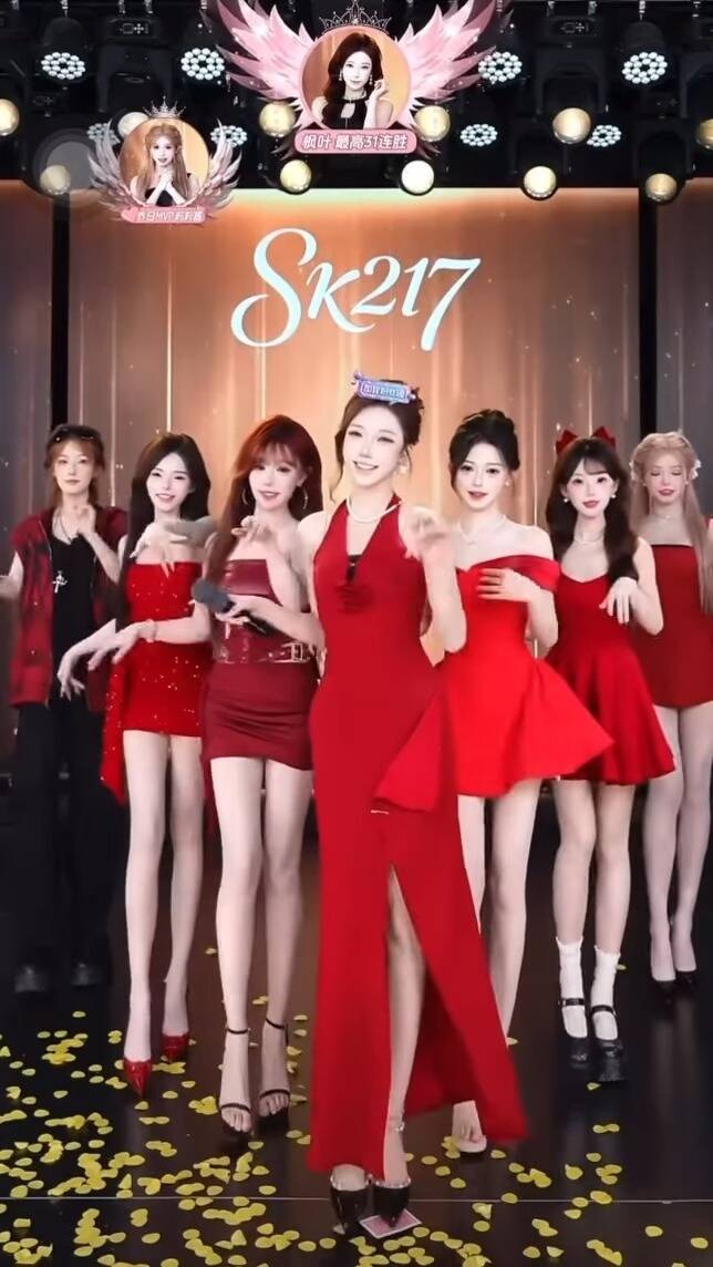 楓葉姐姐（中）曾創下單人直播單日收入高達新台幣129萬以及連續直播4小時紀錄。（翻攝自抖音）