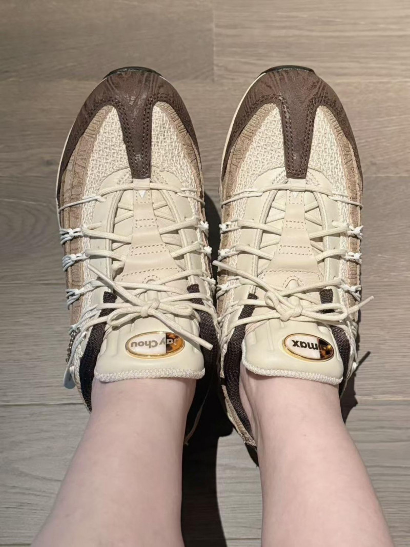 江蕙開心穿上周杰倫送她的球鞋。（經紀團隊提供）