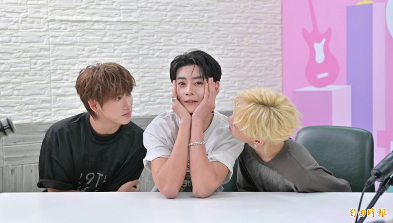 學駿（中）比愛心放電。（記者胡如虹攝）