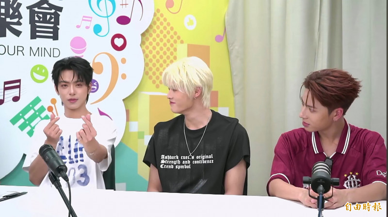 麒文（左起）裝可愛放電、美祥、柏佑看了都忍不住偷笑。（記者胡如虹攝）