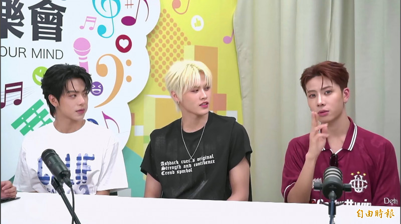 柏佑（右起）飛吻放電，美祥、麒文看傻了眼。（記者胡如虹攝）