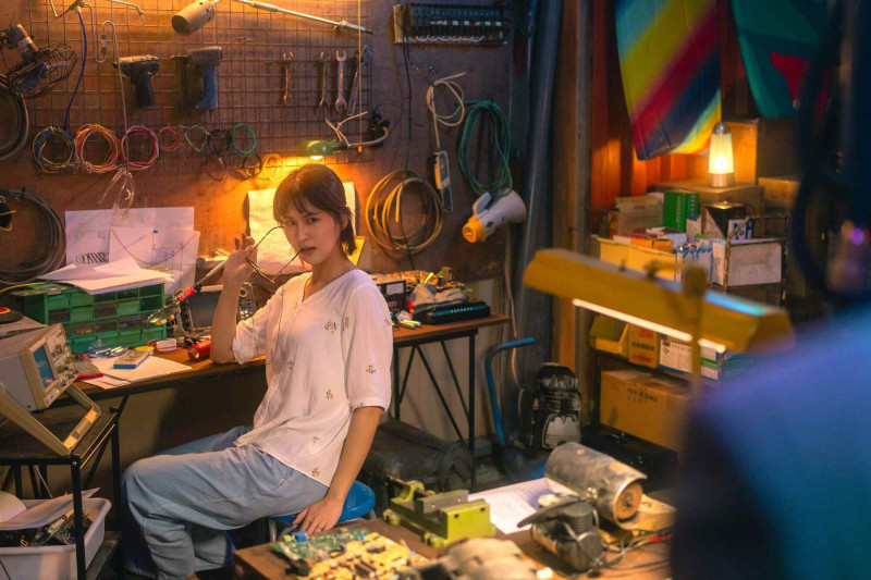 曾佩慈在《太太太厲害》飾演嫁到漁村的發明家「鄭美惠」。（鹿路電影提供）