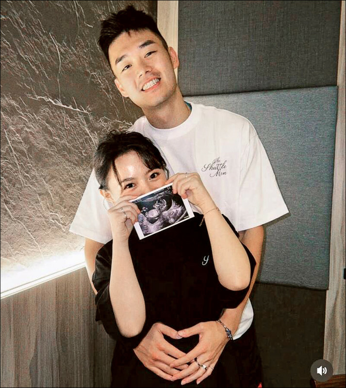 王齊麟（後）與陳詩媛開心曬出超音波照，宣布即將迎接新生命。（翻攝自IG）