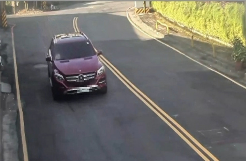 黃子佼稱沒有感覺到碰撞，監視器拍到他直接開車離開現場。（記者徐聖倫翻攝）