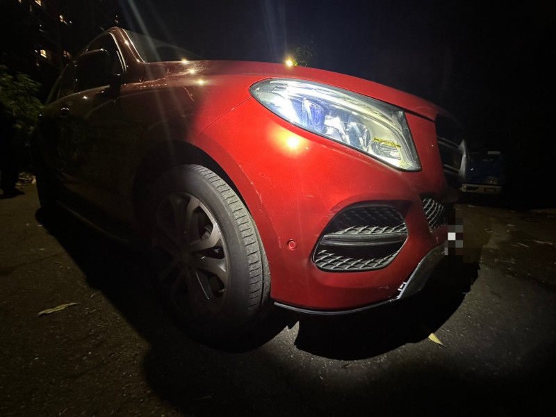 黃子佼的汽車前保桿右前方有碰撞痕跡。（記者徐聖倫翻攝）