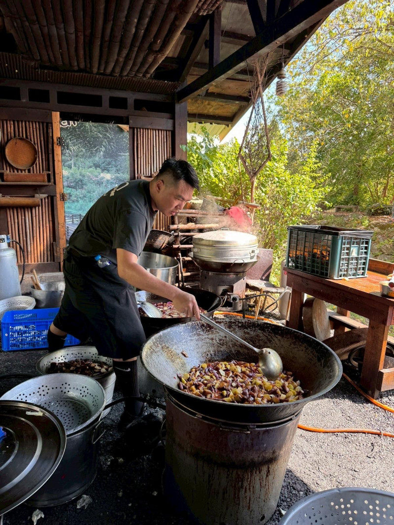 陳布朗到花蓮光復鄉為第一線救災人員準備食物。（讀者提供）