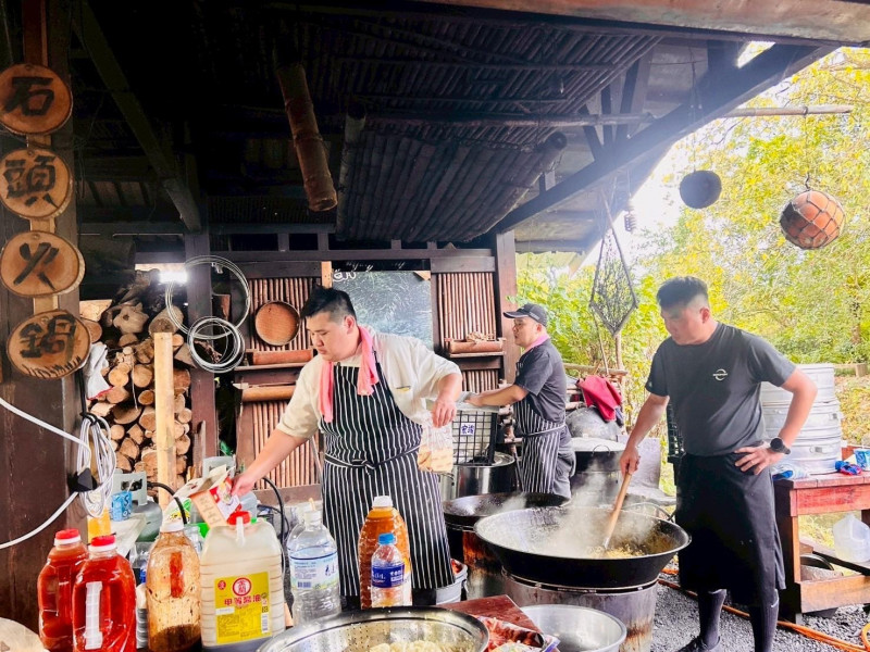 陳布朗（右）利用中秋節假期到花蓮災區義煮。（讀者提供）