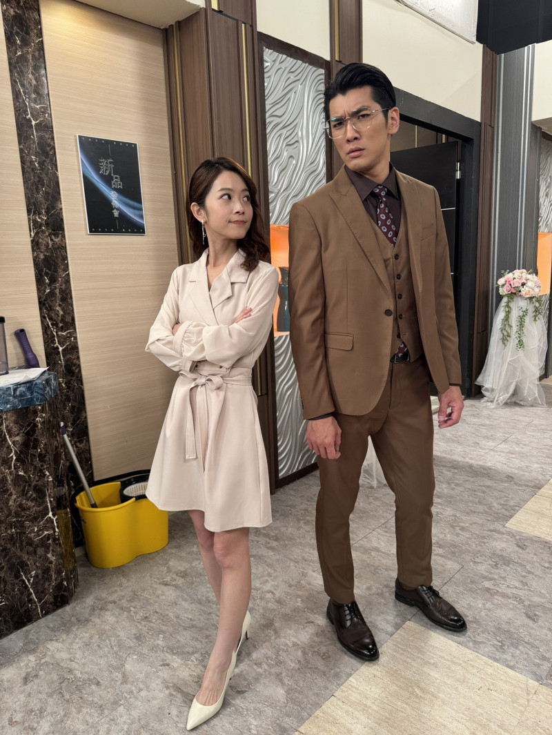 程雅晨（左）、吳政澔在《好運來》飾演「外遇CP」，兩人默契十足。（民視提供）