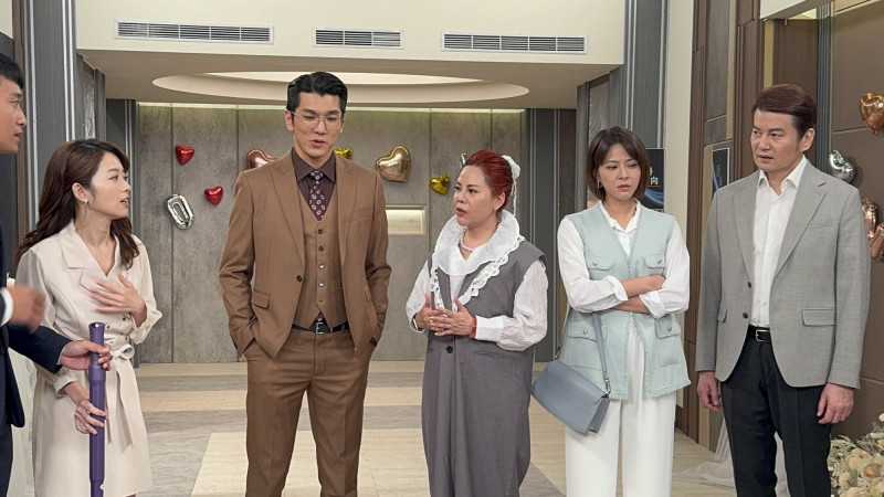 程雅晨（左起）、吳政澔、錦雯、蘇晏霈、倪齊民拍攝《好運來》面對重頭戲，各自醞釀情緒。（民視提供）