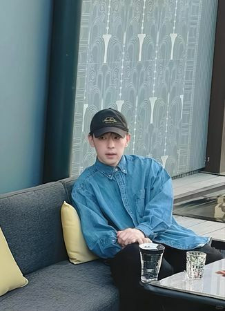 低調現身咖啡廳的鄧倫，身穿藍襯衫氣質溫潤。（翻攝自小紅書）