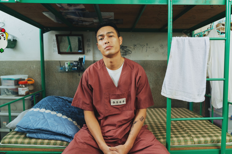 楊祐寧在《監所男子囚生記》一身囚服氣場全開。（愛奇藝國際版、壹壹影業提供）