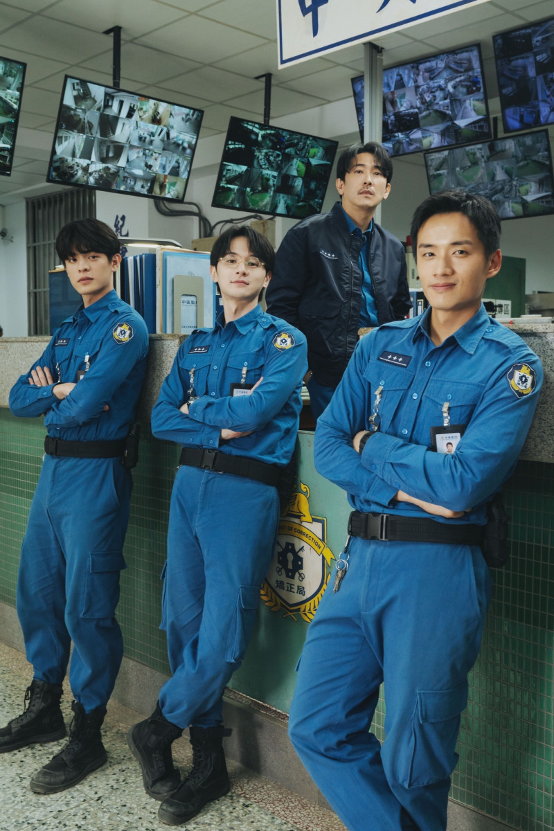 邱以太（左起）、張軒睿、陳澤耀、施名帥（上排）在《監所男子囚生記》飾演監所管理員。（愛奇藝國際版、壹壹影業提供）