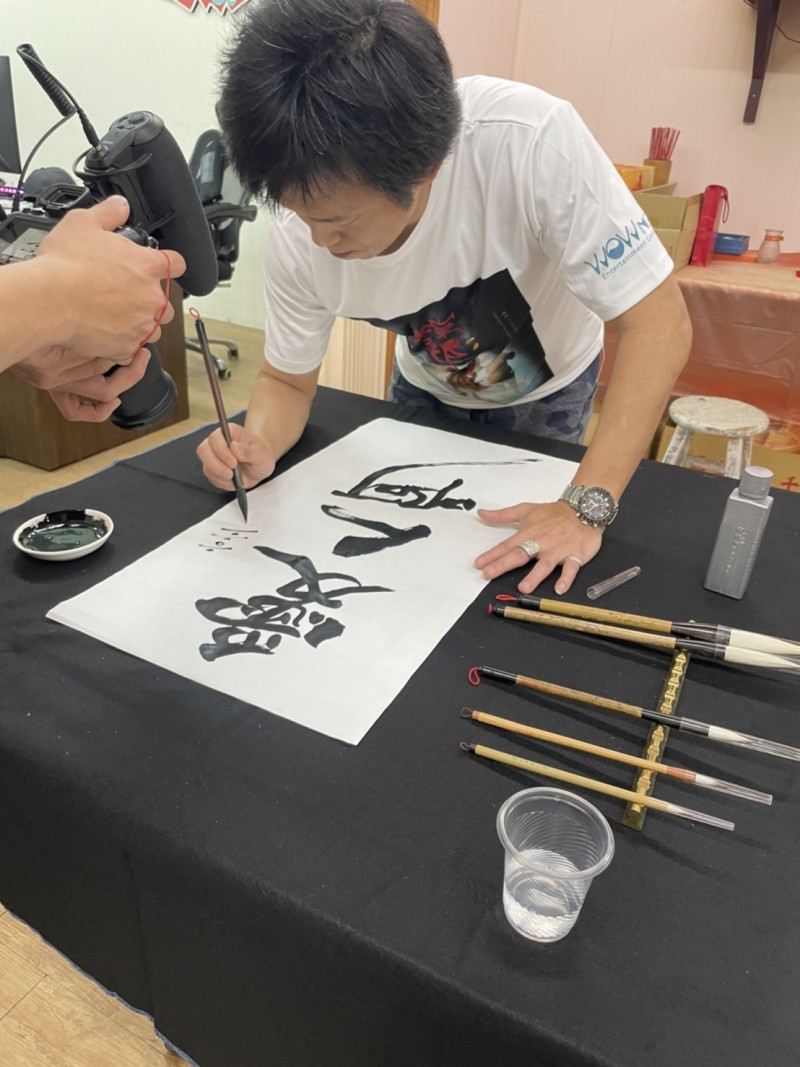 顏正國親自為了草爺的單曲題字。（司徒提供）