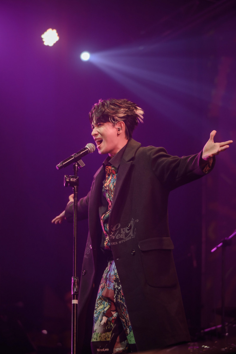 陳謙文挑戰多首台語金曲串燒，結合不同風格歌曲。（葡萄長文創工作室提供）